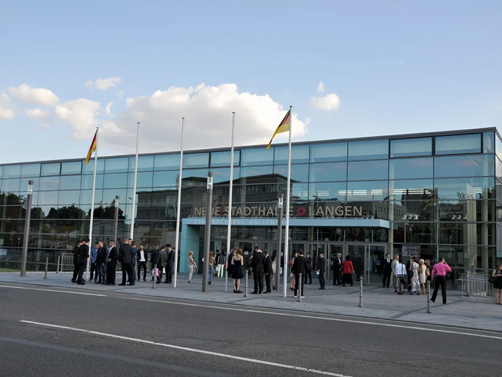 Die Stadthalle Langen mit Fahnenmasten davor.